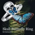 Vista detallada de anillo de calavera gótica en plata 925 con elegante mariposa azul. - Talla 5 / Azul