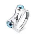 Gedetailleerd weergave van de S925 zilveren boze oog ring met unieke kikker vorm en blauwe stenen. - Blauwe Ogen Kikker