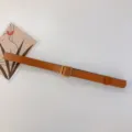 Bruine smalle lederen riem met vierkante gesp, retro gaatjesvrij ontwerp stijl. - 105cm / Aardgeel