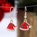 Simpatici orecchini pendenti con cappello di Babbo Natale natalizi con smalto rosso e strass. - Stile Cappello di Natale (YD-302)