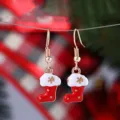 Orecchini pendenti calza di Natale con smalto rosso e bianco, gioiello festivo per le feste. - Stile Calza di Natale (YD-302)