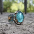 Magnifique bague vintage élégante avec grosse pierre bleue et détails en argent filigrané. - Taille 5 / Deux couleurs