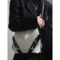 Zaino e borsa a tracolla di stile scuro con fibbie in pelle per un look unico. - Bianco