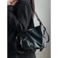 Zaino in pelle stile punk nero con dettagli argentati e cinghie molto versatili. - Nero
