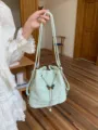 Zaino a secchiello verde menta da donna, borsa a tracolla stile coreano alla moda con farfalla. - Verde