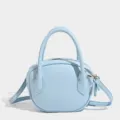 Borsa bowling minimalista azzurra, versatile borsa a mano da donna a conchiglia. - Celeste