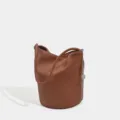 Borsa a secchiello marrone in morbida pelle con tracolla e ciondolo a catena, borsa casual chic. - Marrone