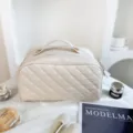 Dettaglio borsa cosmetica trapuntata bianca, elegante borsetta da trucco da viaggio con zip doppia. - Bianco