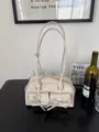 Vista dettagliata della borsa a spalla da donna in pelle verniciata con doppio manico. - Bianco