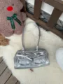 Borsa a tracolla argentata con fiocco, borsa da bowling alla moda con due tasche anteriori. - Argento