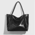 Borsa tote nera in pelle morbida con ciondolo a catena a cuore, grande borsa a spalla. - Nero