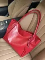 Borsa shopper morbida rossa con ciondolo a cuore, grande capacità, elegante borsa a spalla. - Rosso