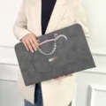 Detailansicht der grauen Laptoptasche mit elegantem Perlenhenkel und rosa Randdesign. - 13 Zoll / Dunkelgrau