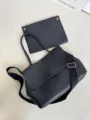 Classica borsa a tracolla in pelle nera con cinghia larga e pochette abbinata per l'uso quotidiano. - Nero