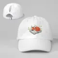 Gorra de béisbol blanca con detalle de bordado de zorro durmiendo sobre un libro. - Ajustable / Blanco