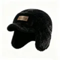 Bonnet aviateur en fausse fourrure noire pelucheuse avec oreillettes et patch logo cuir. - Noir