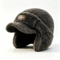Close-up van het pluche trapper hoed detail met een stijlvolle bruine lederen patch. - Verstelbaar / donkergrijs