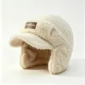 Pluche oorflapmuts detail met zachte fleece textuur en leren label aan de voorkant. - Verstelbaar / Beige