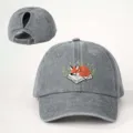 Primer plano del bordado del zorro durmiendo y del práctico ojal para coleta en la gorra vaquera. - Ajustable / Gris