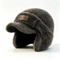 Bonnet trappeur en peluche gris foncé avec oreillettes et patch en cuir marron élégant. - Gris foncé
