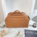 Borsa cosmetica trapuntata marrone con manico e cerniera per viaggi e organizzazione. - Marrone