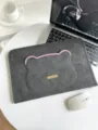 Detailansicht der grauen Laptoptasche mit süßem Bärenohren-Design auf minimalem weißem Schreibtisch. - S / Grauer Bär