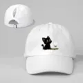 Gorra de beisbol blanca con coleta, estampado de gato negro y hebilla ajustable - Ajustable / Blanco