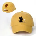 Gorra de béisbol de mezclilla lavada con lindo estampado de gato negro, orificio y correa ajustable. - Ajustable / Amarillo