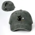 Primo piano del berretto da baseball grigio vintage con foro per coda di cavallo e gatto nero. - Regolabile / Verde militare