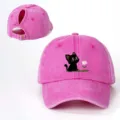 Dettaglio berretto da baseball rosa con stampa gatto nero carino e cinturino posteriore regolabile. - Regolabile / Rosso rosa
