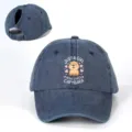 Detailansicht der niedlichen Capybara Print Jeans Pferdeschwanz Baseballcap mit Riemen. - Marineblau