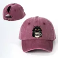 Dettaglio ravvicinato del berretto da baseball vintage slavato con simpatico gatto scontroso. - Regolabile / Borgogna