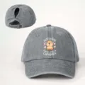 Kapibara Zopf Baseball Cap Detail mit niedlichem Frontprint Design und verstellbarer Schnalle. - Grau