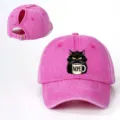 Dettaglio del berretto da baseball rosa lavato con simpatica stampa di un gatto nero imbronciato. - Regolabile / Rosso rosa