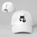 Vista detallada de gorra de béisbol blanca con bonito estampado de gato negro y correa. - Ajustable / Blanco