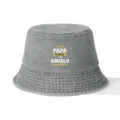 Gros plan détail du chapeau bob lavé gris avec un design de texte espagnol personnalisé. - Taille unique / Gris