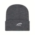 Dettaglio berretto in maglia grigio scuro, cappello invernale caldo con ricamo onda bianca. - Regolabile / Grigio Melange Scuro