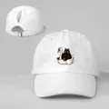 Gorra de beisbol blanca con cola de caballo y un lindo estampado de gato negro y cisne. - Ajustable / Blanco