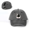 Detalle de gorra de béisbol gris lavado con estampado de gato negro y hebilla metálica. - Ajustable / Negro