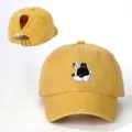 Vista detallada de la gorra de béisbol amarilla con coleta y estampado de gato negro y cisne. - Ajustable / Amarillo