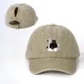 Detalle de la gorra de béisbol caqui lavada con gráfico de gato negro y abertura trasera. - Ajustable / Caqui