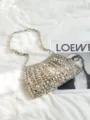 Dettaglio borsa a spalla con perline metalliche argentate, design intrecciato elegante. - Argento con Tracolla Corta