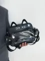 Vista dettagliata della borsa ita gatto nero con tasca trasparente e ricamo a stella. - Nero
