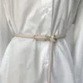 Damen schmaler minimalistischer Ledergürtel in Beige, lochfreier Taillengürtel für Hemd. - Beige