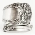 Anillo de cuchara de plata vintage con diseño de margaritas en relieve ajustable abierto. - Abierto ajustable / Negro Lavado