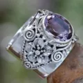 Anillo vintage de plata tailandesa con gema morada y flores talladas elegante - Talla 6 / Plata antigua