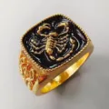 Anello sigillo uomo oro con smalto nero e rilievo scorpione stile gotico vintage chic - Taglia 7 / Oro