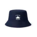 Vue détaillée du chapeau bob bleu foncé avec un imprimé citation française et nuage blanc. - Taille unique / Bleu Marine