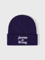 Μωβ πλεκτό σκουφί με λευκό κέντημα Jesus King, λεπτομέρεια χειμωνιάτικου σκουφιού. - Ρυθμιζόμενο / Ναυτικό Μπλε