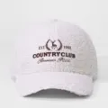 Détail d'une casquette de baseball en polaire teddy blanche avec logo cerf brodé et motif texte. - Réglable / Blanc